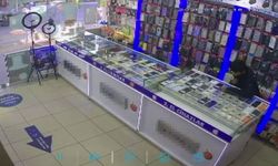Pendik'te akılalmaz hırsızlık: Kova ile dikkat dağıttılar, dükkan boşalınca telefonları çaldılar