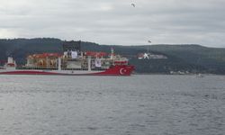 Türkiye'nin 6'ncı sondaj gemisi Yıldırım, Çanakkale Boğazı'ndan geçti