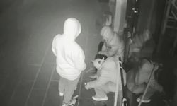 Hırsızların 'rahatlığı' pes dedirtti: Önce kapıda sigara keyfi yaptılar, sonra 'sakin sakin' dükkanı soydular!