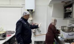 Hatay'daki görüntüler mide bulandırdı! Mutfak tezgahında paspas yıkadılar