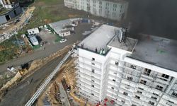 Başakşehir'de korku dolu anlar: İşçiler çatıya sığındı