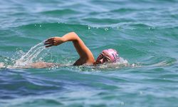 Bengisu Avcı, buzulların erimesine dikkat çekmek için kulaç atıyor