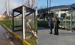 Kızı ıslanmasın diye eliyle durak yapmıştı: Balıkesir Belediyesi'nden anlamlı jest