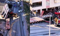 Başakşehir'de facianın eşiğinden dönüldü: Tırdan kopan dev vinç binaya saplandı! Bina tahliye edildi