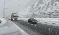 Bolu Dağı geçişinde kar yağışı etkili oluyor
