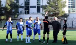 Teknik direktör sahaya daldı hakem soyunma odasına gitti