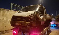 Bursa'da faciadan dönülen kaza: Bariyerler iki aracın üzerine düştü