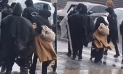 Fırtınanın ortasında kalan anne ve bebeğe, polisler kalkan oldu