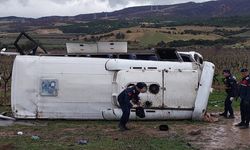 Denizli'de midibüs devrildi: 25 kişi yaralandı