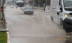 Edirne'de sağanak! Caddeler göle döndü