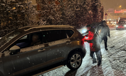 İstanbul yeni yıla karla girdi! Araçlar yolda kaldı