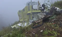 Endonezya’da facia! 11 yolcusuyla kaybolan uçağın enkazı bulundu