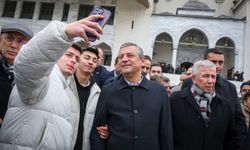 Kendi elleriyle dağıttı: Özel'den Cuma çıkışı pilav ikramı