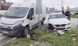 Hatay'da lüks aracın airbagı patladı! Sürücünün elini yakan kaza kamerada