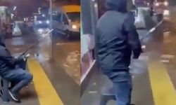 İzmir'de yollar göle döndü! Vatandaş otobüs durağında balık tuttu