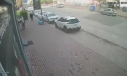 Bursa'da faciadan dönüldü: Düşen tabeladan son anda böyle kaçtı