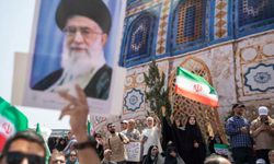 İran'da rejim yanlıları sokağa indi: Amerika'ya ölüm sloganları