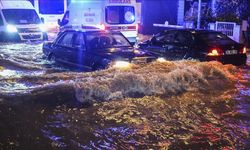 İzmir’de sağanak ve fırtına hayatı felç etti: Sel suları araçları sürükledi