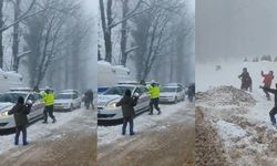 Sakarya Akyazı'da soğuk havada yürek ısıtan anlar! Jandarma çocuklarla kar topu oynadı