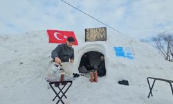 Bitlis'te esnafın kardan çay evi renkli görüntülere sahne oldu