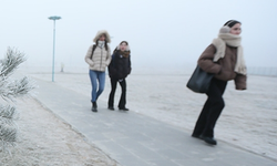 Karlı ve buzlu havada dikkatli yürüyüş yöntemi: Sakın o hatayı yapmayın!