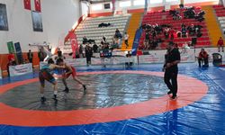 17 yaş altı güreşçiler Türkiye Şampiyonası için minderde