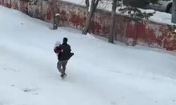 Kars'tan duygulandıran görüntü: Hasta annesini kucağında taşıdı