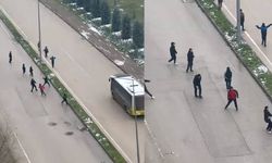 İnegöl'de kar topu kavgası! Otobüs şoförü çocukları sopayla kovaladı