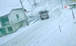 Kontrolden çıkan tırın eve çarptığı an kamerada