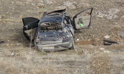 Patlak lastik aile faciası getirdi: Şarampole yuvarlanan araçtaki 1 kişi öldü, 2 kişi ağır yaralı