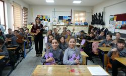 Kilis'te öğrencilerin ukulele performansı sosyal medya ilgi gördü