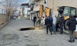 Manisa'da korkunç keşif: Sağanak yağış sonrası çöken yoldan insan kemikleri çıktı