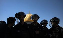 İsrailliler polis gözetiminde Mescid-i Aksa'ya baskın yaptı