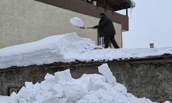 Muş'ta evler kar altında kaldı