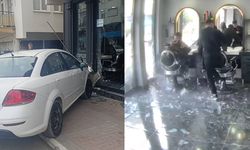 Antalya'da film gibi sahne: Otomobil berbere daldı! Müşteri kameraya kaydetti