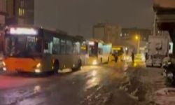 İstanbul'da kar yağışı sebebiyle İETT otobüsler yolda kaldı