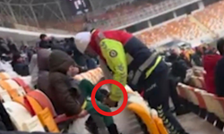 Soğuk havada sıcak hareket: Polis çorabını çıkarıp çocuğa giydirdi