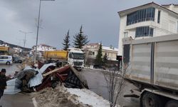 Samsun'da kuvvetli rüzgar! Okulun çatısı yola uçtu