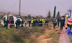 Denizli’de can pazarı! Memurları taşıyan servis devrildi: Onlarca kişi yaralandı!