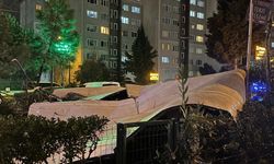Şiddetli rüzgar nedeniyle binanın dış cephesi aracın üzerine düştü