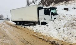 Şırnak'ta buzlanma kazaya yol açtı: İki otomobil kafa kafaya çarpıştı