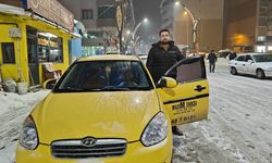 Taksi şoförü yüksek ateşli çocuğu kucağında hastaneye yetiştirdi