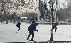 Tekirdağ'da polis çocuklarla kar topu oynadı