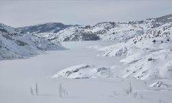 Sivas'ta Pusat-Özen Barajı buz tuttu