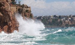 Akdeniz'de fırtına kabusu: Kırmızı alarm verildi