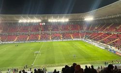 Galatasaray ile Trabzonspor karşılaştı tribünler boş kaldı