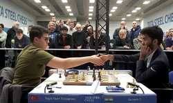 Devler arenasında bir Türk: 14 yaşındaki Yağız Kaan, Dünya Şampiyonu Gukesh ile kozlarını paylaştı