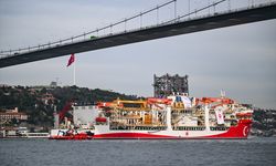 Yıldırım sondaj gemisi Karadeniz yolcusu! İstanbul Boğazı'ndan dev geçiş
