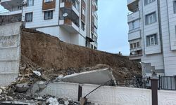 Şanlıurfa'da istinat duvarı yıkılan 5 katlı bina boşaltıldı