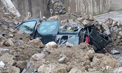 Tosya’da 7 otomobil çöken istinat duvarının altında kaldı